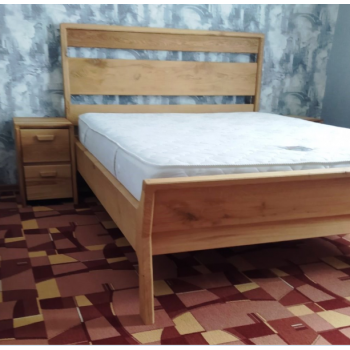 Ліжко ручної роботи з натурального дерева пряме.