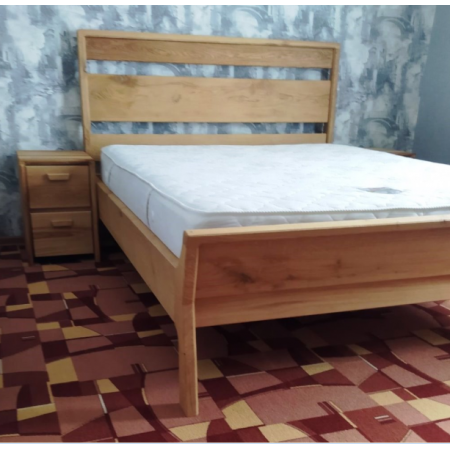 Ліжко ручної роботи з натурального дерева пряме.
